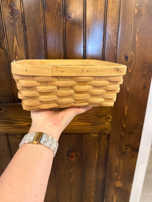 Woven basket 8.5" x 7.5" x 3.5"